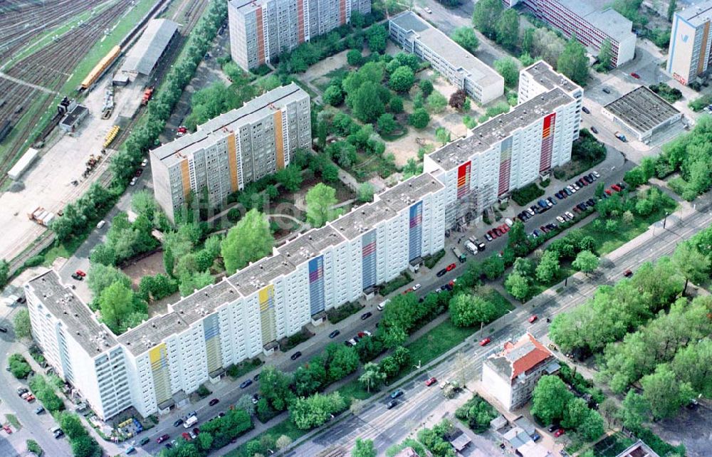 Luftbild Berlin - Lichtenberg - Rekonstruierte Wohnblocks der Wohnungsbaugesellschaft Lichtenberg in der Straße am Tierpark.