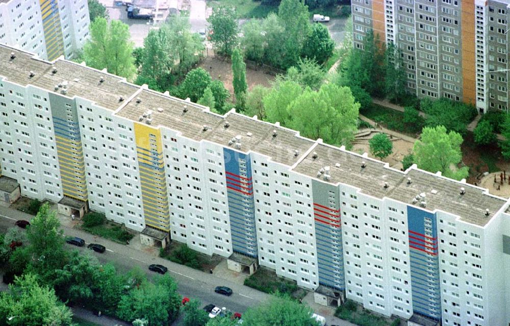 Luftbild Berlin - Lichtenberg - Rekonstruierte Wohnblocks der Wohnungsbaugesellschaft Lichtenberg in der Straße am Tierpark.