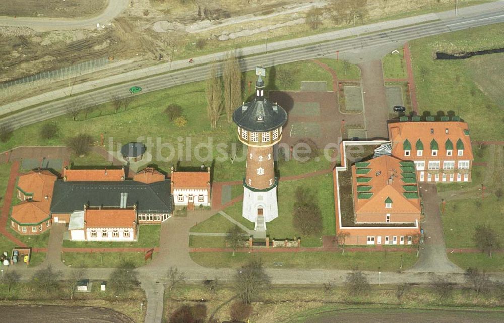 Luftaufnahme Schwedt / Oder - Rekonstruierter Wasserturm mit Hotelkomplex in Schwedt - Süd.