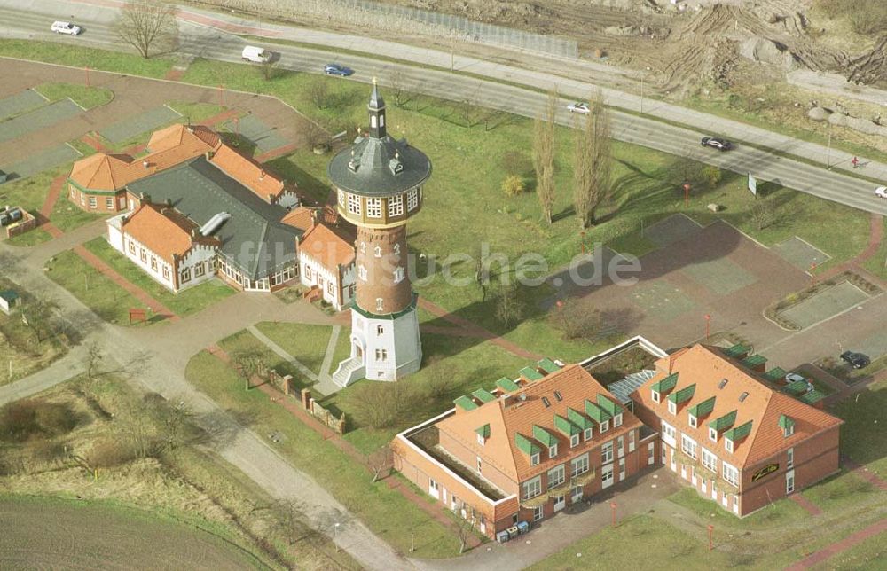 Schwedt / Oder aus der Vogelperspektive: Rekonstruierter Wasserturm mit Hotelkomplex in Schwedt - Süd. 11.03.02