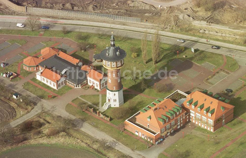 Luftbild Schwedt / Oder - Rekonstruierter Wasserturm mit Hotelkomplex in Schwedt - Süd. 11.03.02