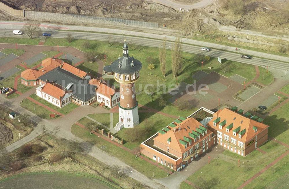 Luftaufnahme Schwedt / Oder - Rekonstruierter Wasserturm mit Hotelkomplex in Schwedt - Süd. 11.03.02