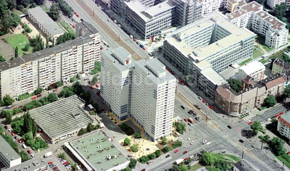 Berlin-Lichtenberg von oben - Rekonstruiertes Wohnhochhaus an der Möllendorfstraße in Berlin-Lichtenberg.