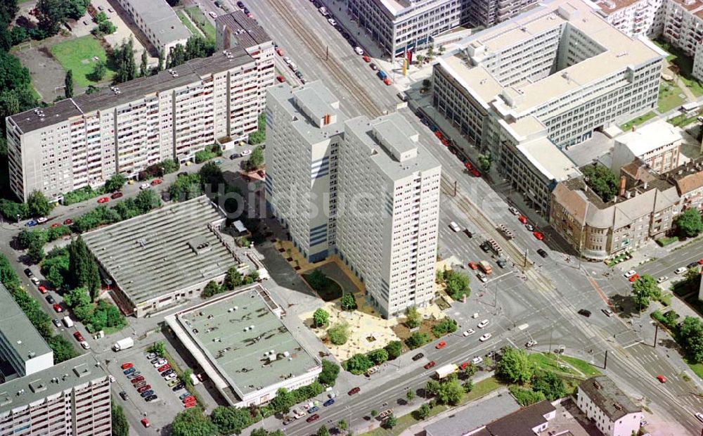 Luftaufnahme Berlin-Lichtenberg - Rekonstruiertes Wohnhochhaus an der Möllendorfstraße in Berlin-Lichtenberg.