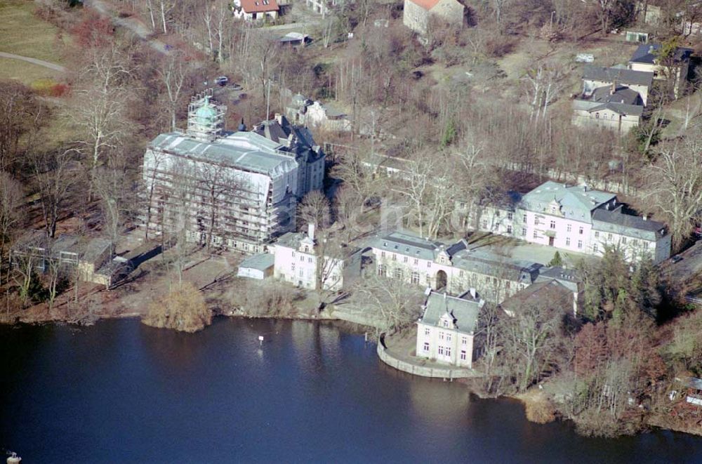 Berlin-Glienicke aus der Vogelperspektive: Rekonstruktion des ausgebrannten Jagdschlosses Glienicke am Griebnitzsee