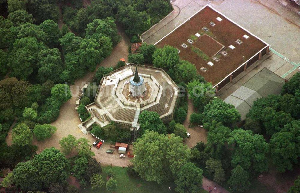 Berlin - Kreuzberg von oben - Rekonstruktion des Brunnens am Kreuzberg in Berlin-Kreuzberg.