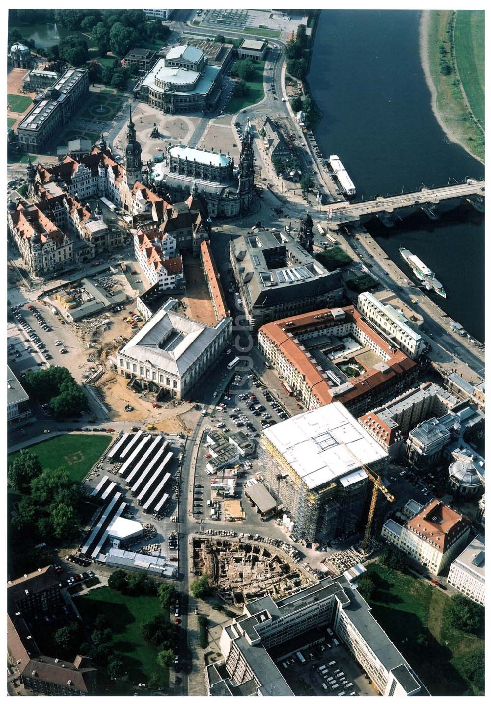 Luftbild Dresden - Altstadt - Rekonstruktion der Dresdner Frauenkirche und Freilegung der Baufläche der MÜBAU an der Frauenkirche in Dresden.