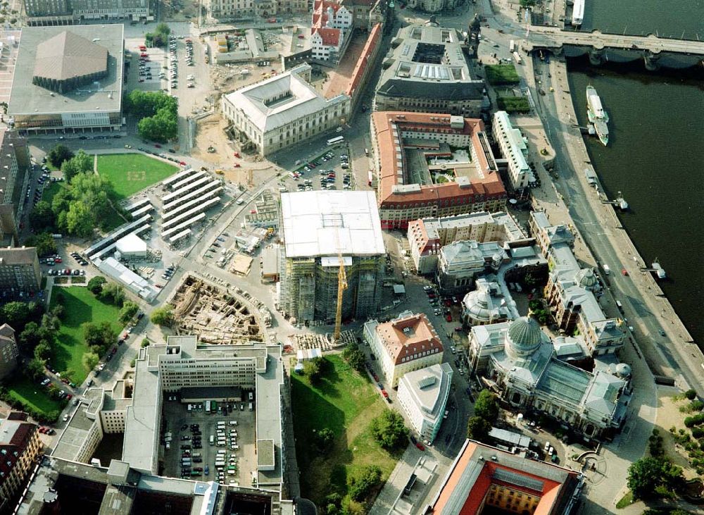 Luftaufnahme Dresden - Altstadt - Rekonstruktion der Dresdner Frauenkirche und Freilegung der Baufläche der MÜBAU an der Frauenkirche in Dresden.