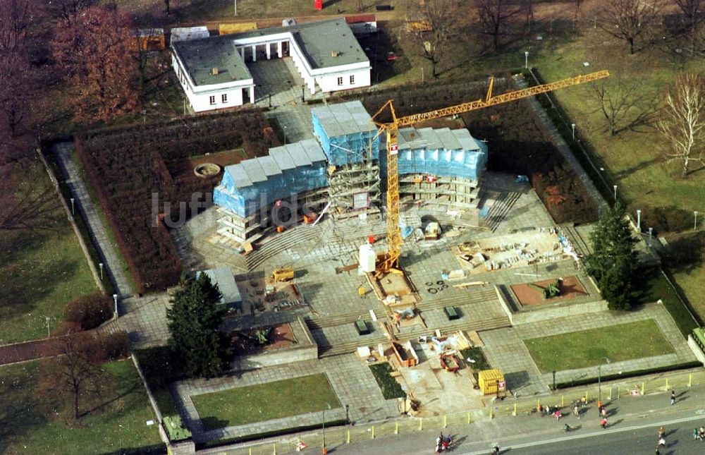 Berlin - Tiergarten aus der Vogelperspektive: 02.04.1995 Rekonstruktion des eingerüsteten Sowjetisches Ehrenmal im Berliner Tiergarten