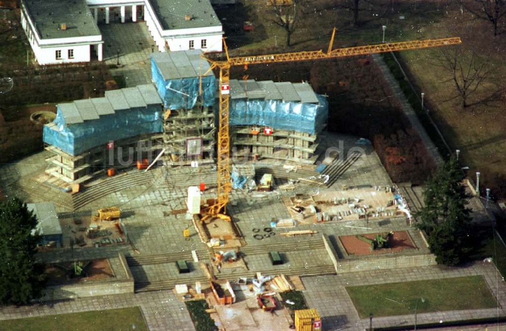 Luftbild Berlin - Tiergarten - 02.04.1995 Rekonstruktion des eingerüsteten Sowjetisches Ehrenmal im Berliner Tiergarten