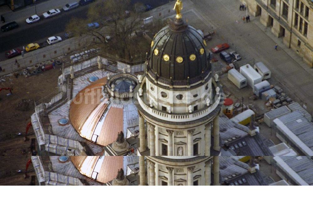 Luftaufnahme Berlin - Rekonstruktion des Französischen Domes am Gendarmenmarkt in Berlin-Mitte. 1995