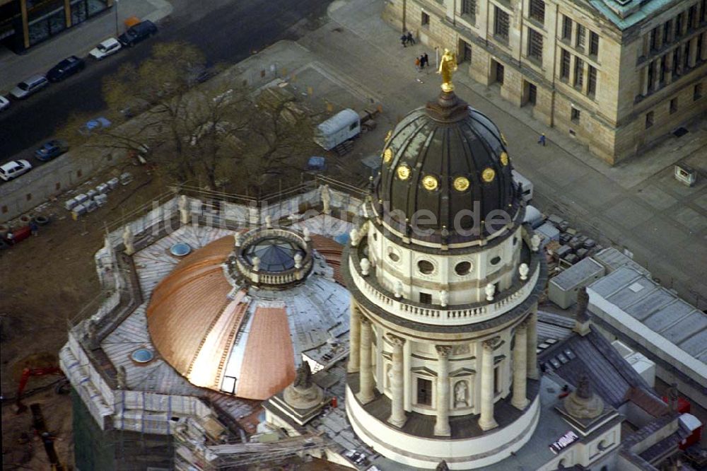 Berlin von oben - Rekonstruktion des Französischen Domes am Gendarmenmarkt in Berlin-Mitte. 1995