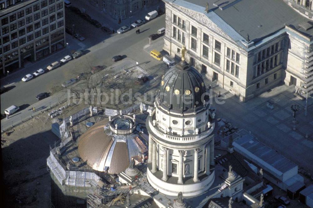 Berlin von oben - Rekonstruktion des Französischen Domes am Gendarmenmarkt in Berlin-Mitte. 1995