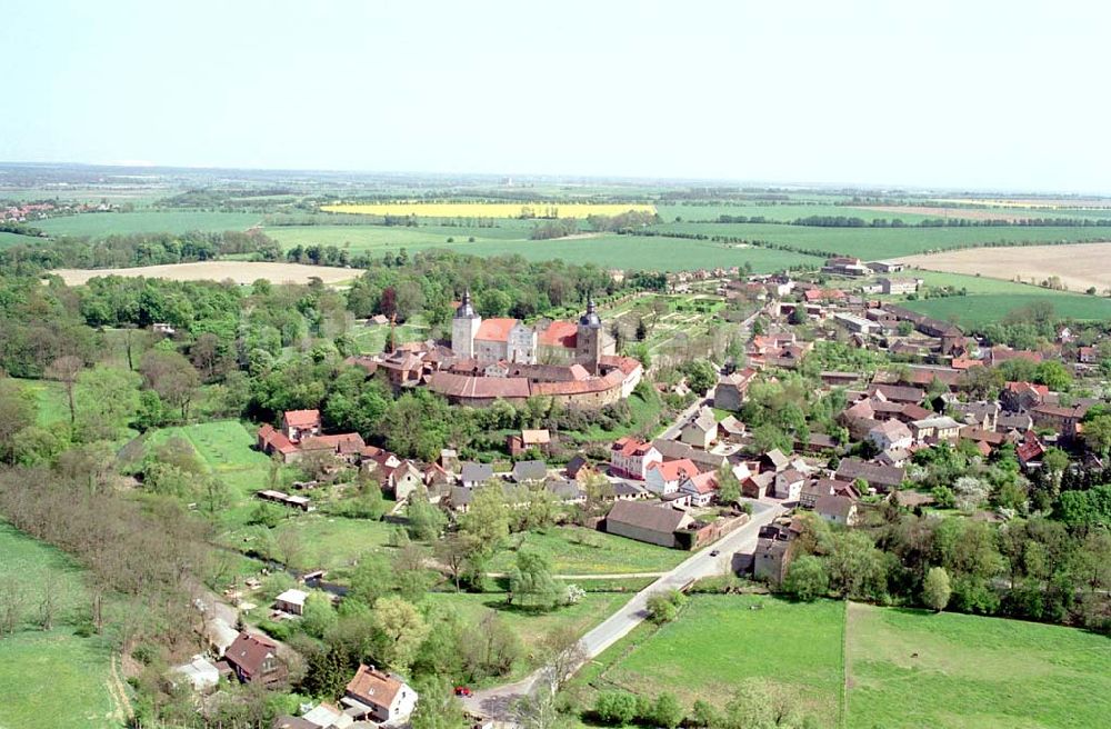 Luftaufnahme Hundisburg/Sachsen-Anhalt - Rekonstruktion der Hundisburg südlich von Haldensleben in Sachsen-Anhalt Datum: 05.05.03