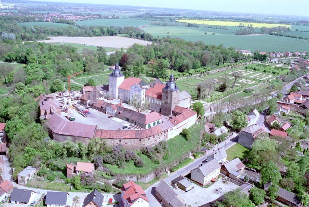 Luftbild Hundisburg/Sachsen-Anhalt - Rekonstruktion der Hundisburg südlich von Haldensleben in Sachsen-Anhalt Museum Haldensleben Breiter Gang 1, 39340 Haldensleben Telefon (0 39 04) 27 10 , Fax (0 39 04) 27 10 museumhaldensleben@t-online