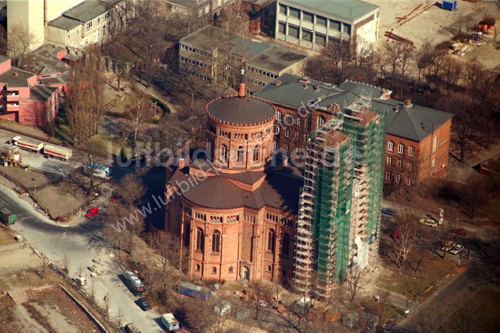 Berlin aus der Vogelperspektive: Rekonstruktion der Kirche Engelbecken in Berlin Mitte. Datum: 1995