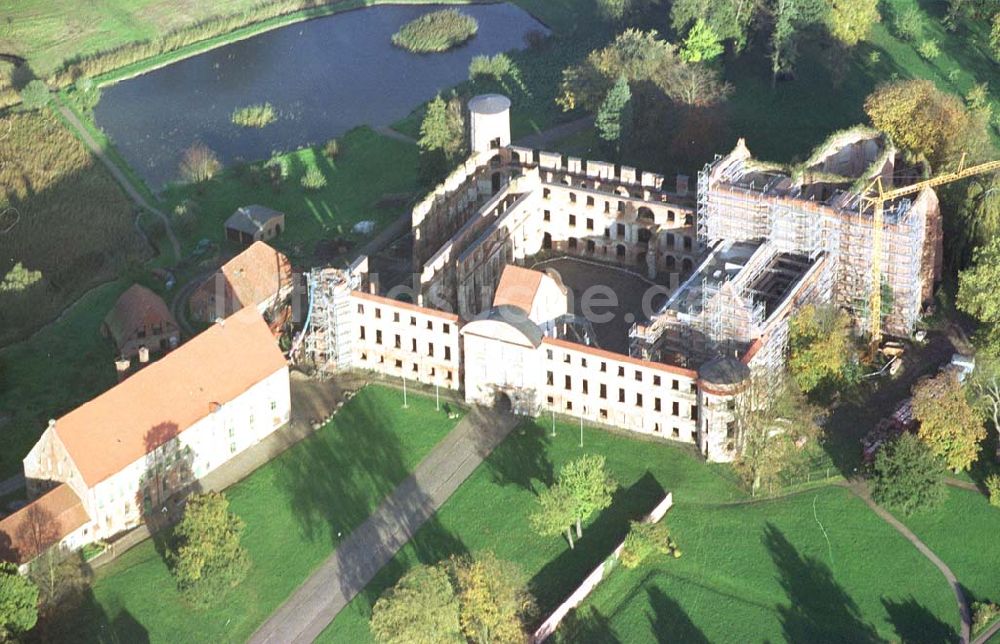 Luftaufnahme Darguhn / MV - Rekonstruktion der Kloster- und Schloßanlage Darguhn. Bauherr: Stadtverwaltung Darguhn, Herr Dr. Kladen, 17159 Darguhn.