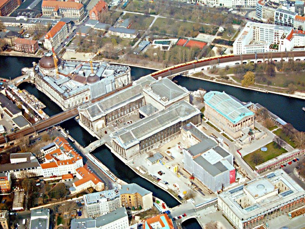 Luftaufnahme Berlin - Rekonstruktion der Museumsinsel mit dem Pergamonaltar in Berlin-Mitte