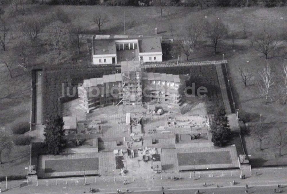 Luftbild Berlin-Tiergarten - Rekonstruktion des russischen Ehrenmales in Berlin-Tiergarten