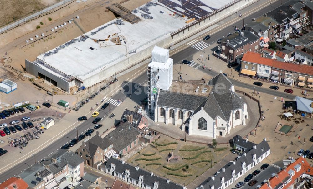 Katwijk von oben - Rekonstruktion und Sanierungs- Baustelle an der Kirche in Katwijk in den Niederlanden