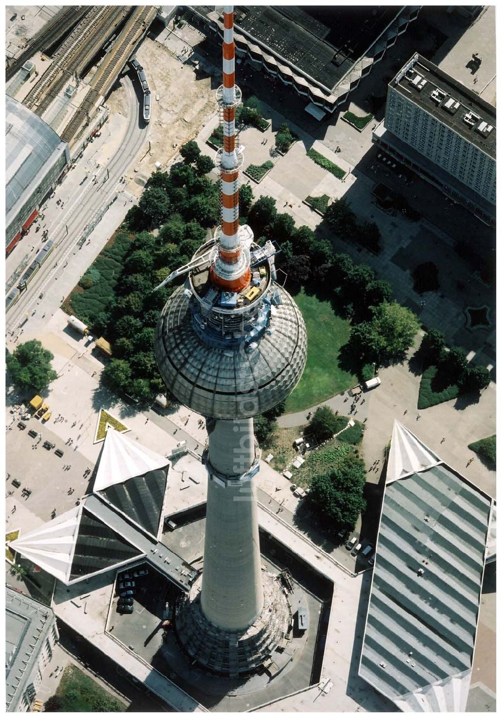 Luftaufnahme Berlin - Rekonstruktion der Schaftwände des Fernsehturmes am Berliner Alexanderplatz.