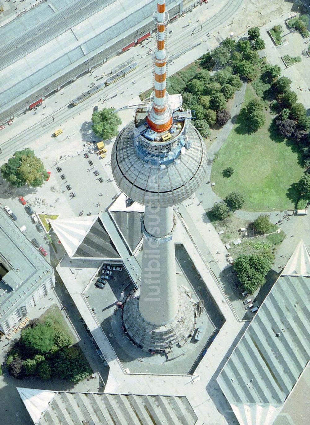 Berlin von oben - Rekonstruktion der Schaftwände des Fernsehturmes am Berliner Alexanderplatz.