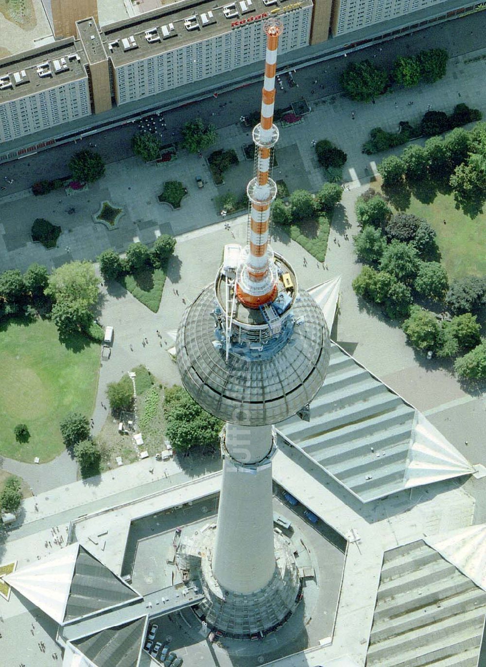 Luftaufnahme Berlin - Rekonstruktion der Schaftwände des Fernsehturmes am Berliner Alexanderplatz.