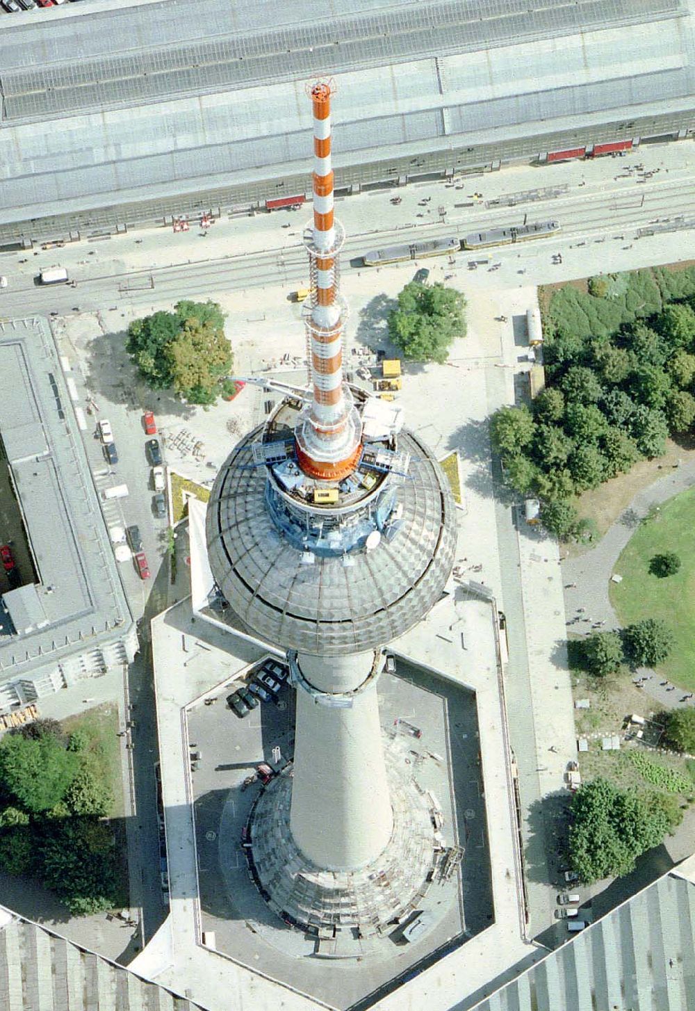 Berlin aus der Vogelperspektive: Rekonstruktion der Schaftwände des Fernsehturmes am Berliner Alexanderplatz.