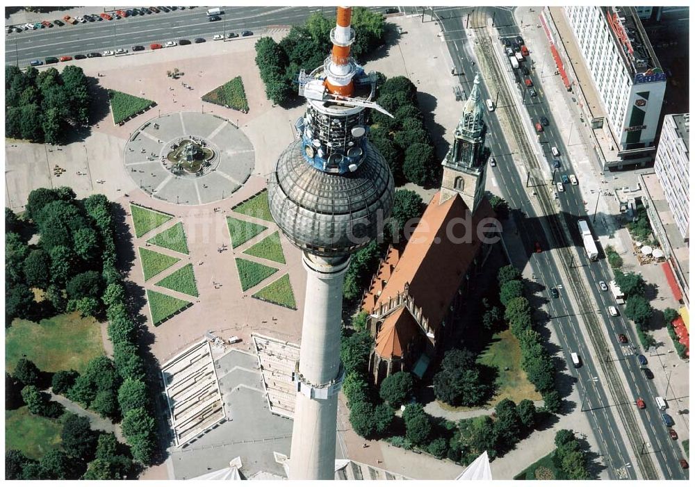 Berlin aus der Vogelperspektive: Rekonstruktion der Schaftwände des Fernsehturmes am Berliner Alexanderplatz.