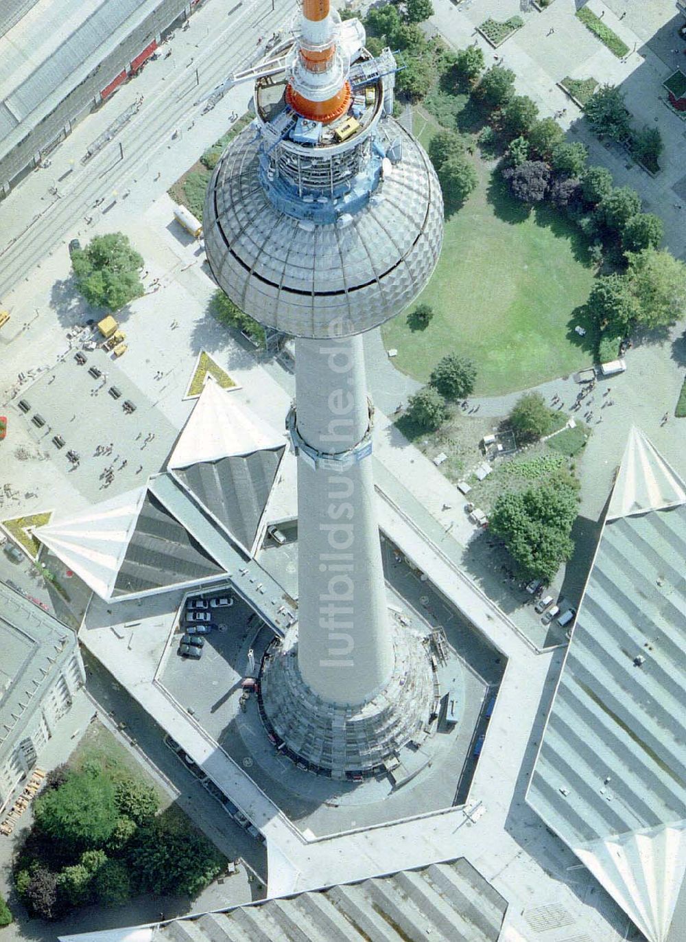 Luftaufnahme Berlin - Rekonstruktion der Schaftwände des Fernsehturmes am Berliner Alexanderplatz.