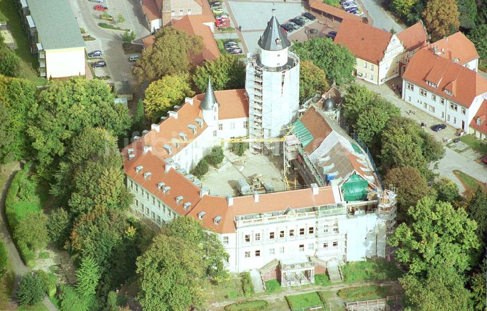 Luftbild Wiesenburg / BRB - Rekonstruktion des Schloß Wiesenburg in Wiesenburg (westl. von Belzig) in Brandenburg