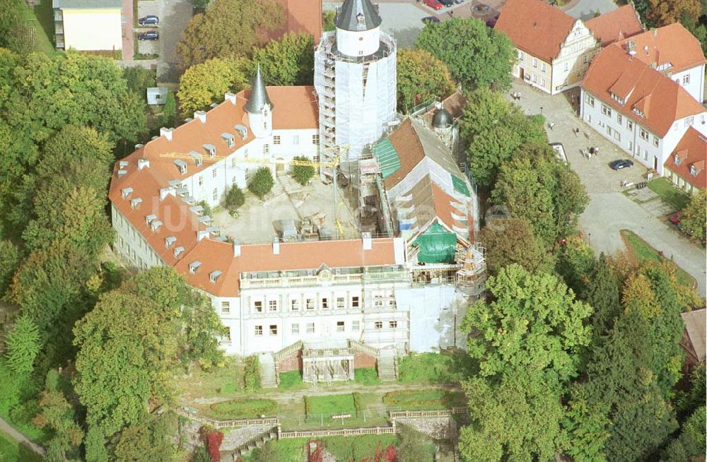 Luftaufnahme Wiesenburg / BRB - Rekonstruktion des Schloß Wiesenburg in Wiesenburg (westl. von Belzig) in Brandenburg