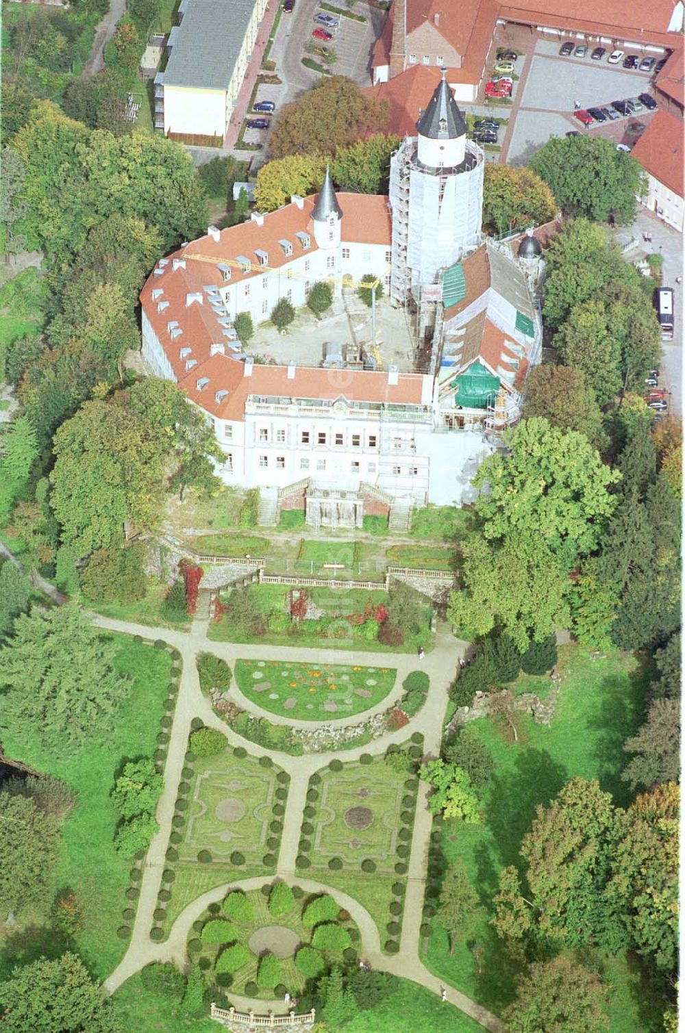 Wiesenburg / BRB von oben - Rekonstruktion des Schloß Wiesenburg in Wiesenburg (westl. von Belzig) in Brandenburg