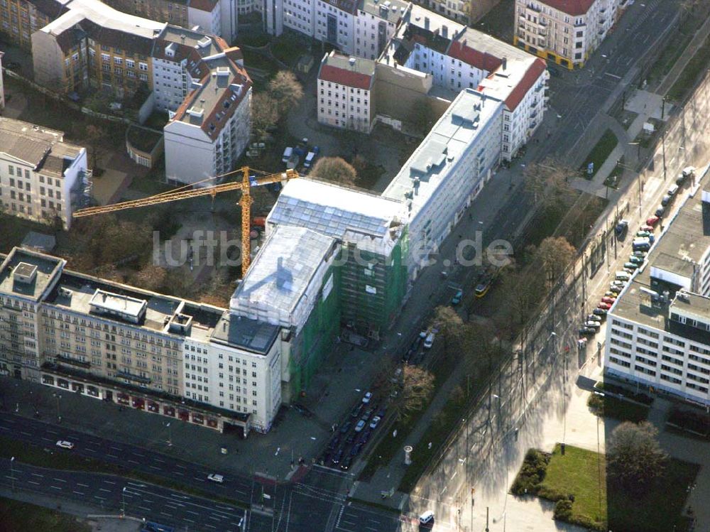 Berlin - Friedrichshain von oben - Rekonstruktion eines Wohnhauses an der Warschauer Straße Berlin Friedrichshain