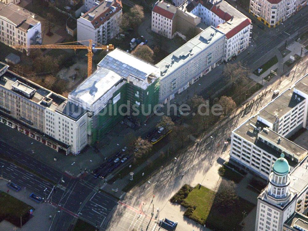 Berlin - Friedrichshain aus der Vogelperspektive: Rekonstruktion eines Wohnhauses an der Warschauer Straße Berlin Friedrichshain