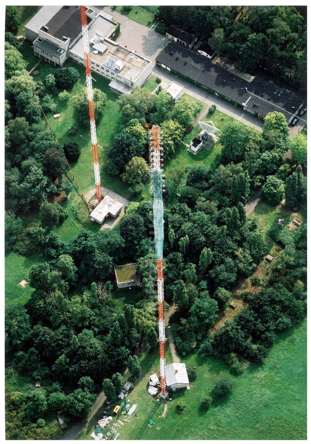 Berlin - Neuköln von oben - Rekonstruktionarbeiten an den ehem RIAS-Sendemasten am Britzer Damm in der Nähe des Flughafens Berlin - Tempelhof.