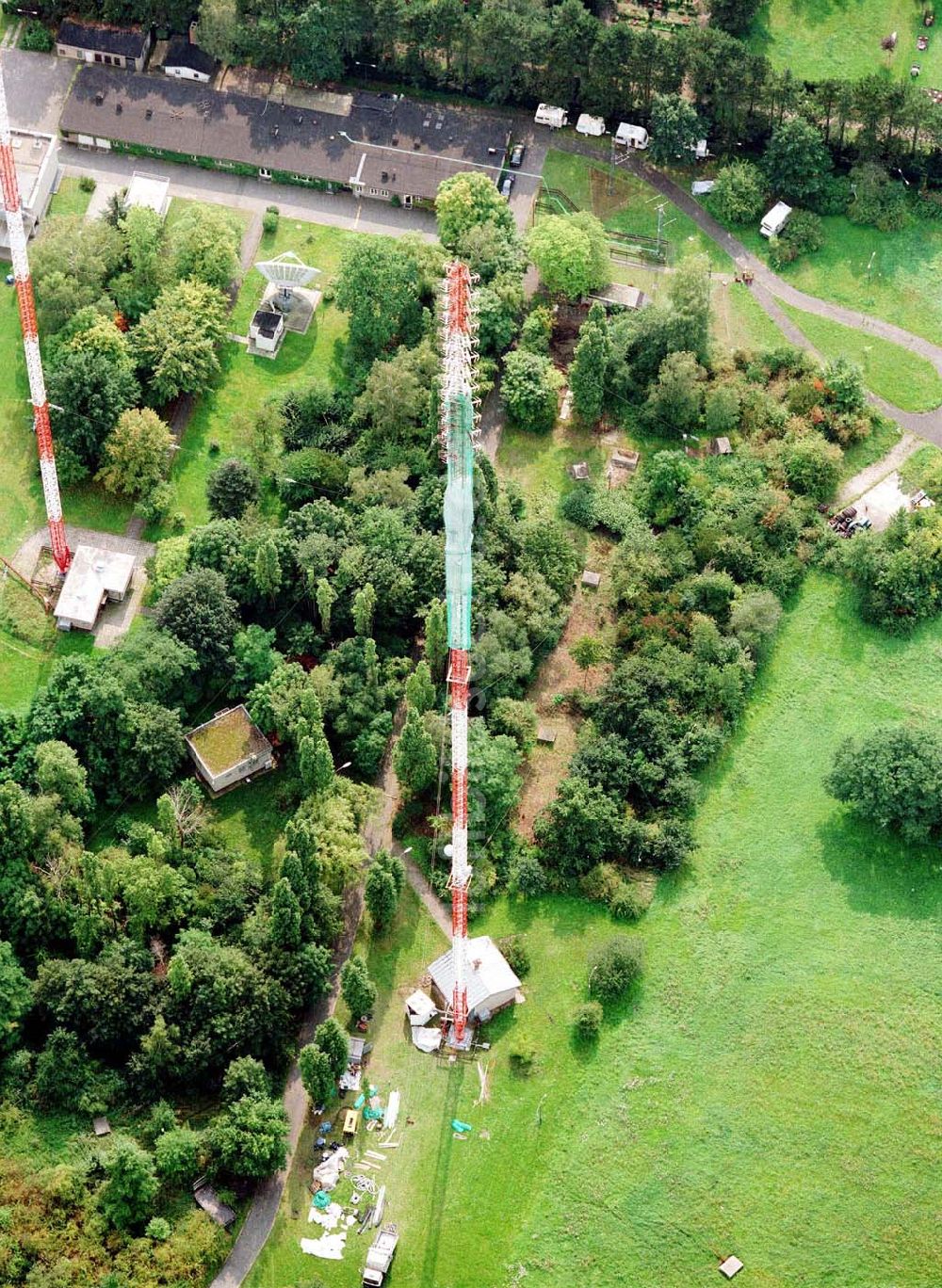 Berlin - Neuköln aus der Vogelperspektive: Rekonstruktionarbeiten an den ehem RIAS-Sendemasten am Britzer Damm in der Nähe des Flughafens Berlin - Tempelhof.