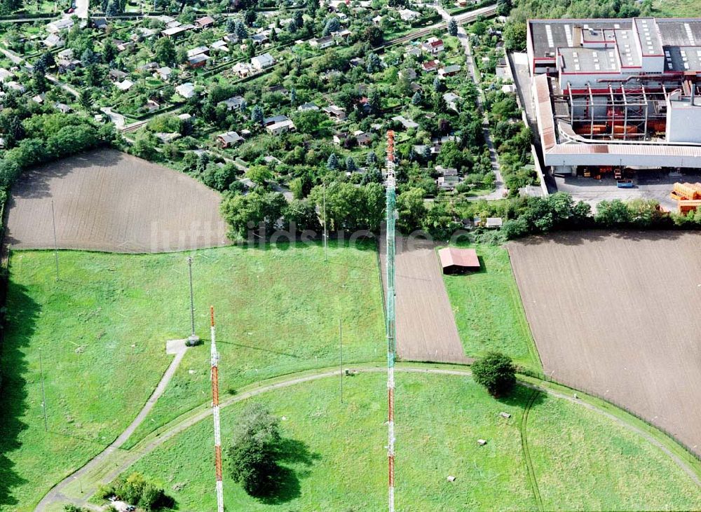 Luftbild Berlin - Neuköln - Rekonstruktionarbeiten an den ehem RIAS-Sendemasten am Britzer Damm in der Nähe des Flughafens Berlin - Tempelhof.