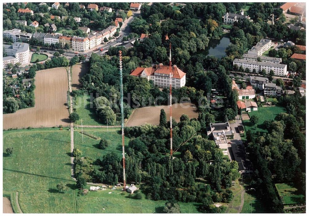 Berlin - Neuköln aus der Vogelperspektive: Rekonstruktionarbeiten an den ehem RIAS-Sendemasten am Britzer Damm in der Nähe des Flughafens Berlin - Tempelhof.