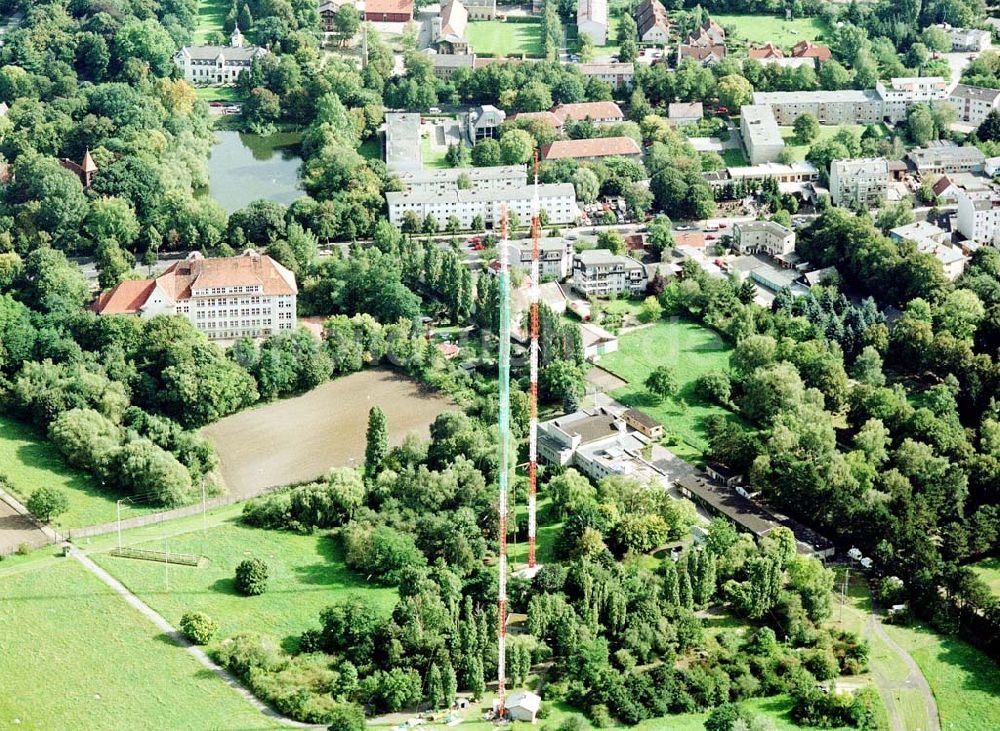 Berlin - Neuköln aus der Vogelperspektive: Rekonstruktionarbeiten an den ehem RIAS-Sendemasten am Britzer Damm in der Nähe des Flughafens Berlin - Tempelhof.