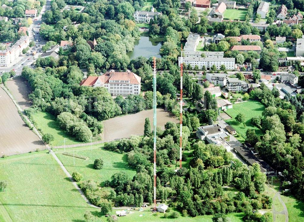 Luftaufnahme Berlin - Neuköln - Rekonstruktionarbeiten an den ehem RIAS-Sendemasten am Britzer Damm in der Nähe des Flughafens Berlin - Tempelhof.