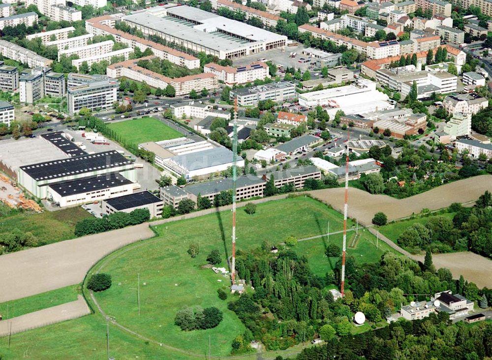 Berlin - Neuköln von oben - Rekonstruktionarbeiten an den ehem RIAS-Sendemasten am Britzer Damm in der Nähe des Flughafens Berlin - Tempelhof.