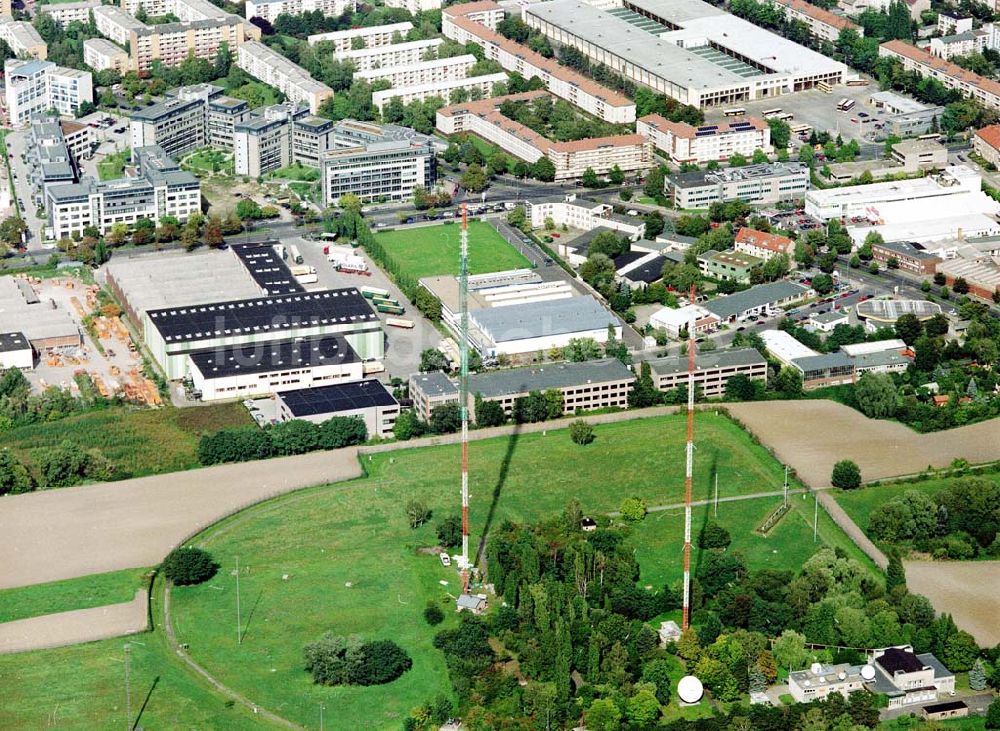 Berlin - Neuköln aus der Vogelperspektive: Rekonstruktionarbeiten an den ehem RIAS-Sendemasten am Britzer Damm in der Nähe des Flughafens Berlin - Tempelhof.