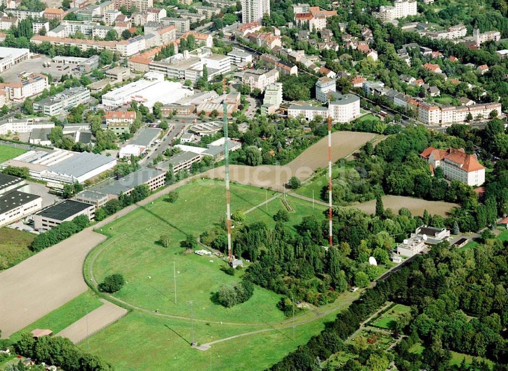 Luftaufnahme Berlin - Neuköln - Rekonstruktionarbeiten an den ehem RIAS-Sendemasten am Britzer Damm in der Nähe des Flughafens Berlin - Tempelhof.