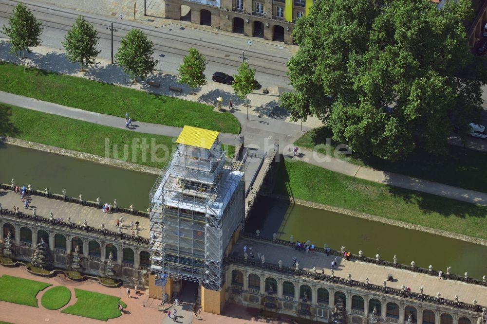 Dresden von oben - Rekonstruktionsarbeiten am Innenhof des Zwinger, dem Wahrzeichen von Dresden im Bundesland Sachsen