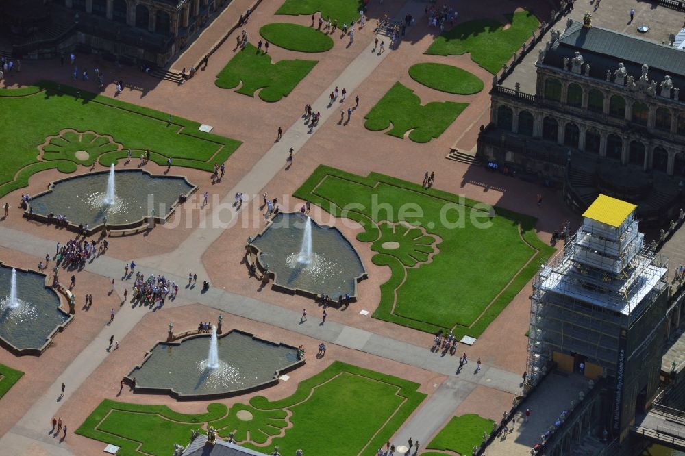 Luftbild Dresden - Rekonstruktionsarbeiten am Innenhof des Zwinger, dem Wahrzeichen von Dresden im Bundesland Sachsen