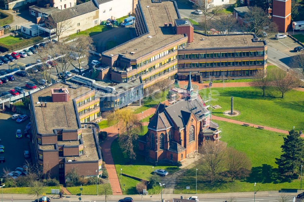 Luftaufnahme Bottrop - Rekonstruktionsarbeiten am Kirchengebäude der kleinen Kapelle in Bottrop im Bundesland Nordrhein-Westfalen