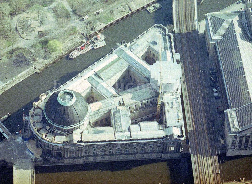 Luftbild Berlin - Rekonstruktionsarbeiten an der Museumsinsel in Berlin - Mitte.