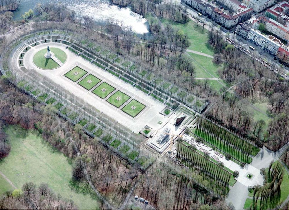 Berlin von oben - Rekonstruktionsarbeiten am Russischen Ehrenmal in Berlin - Treptow.