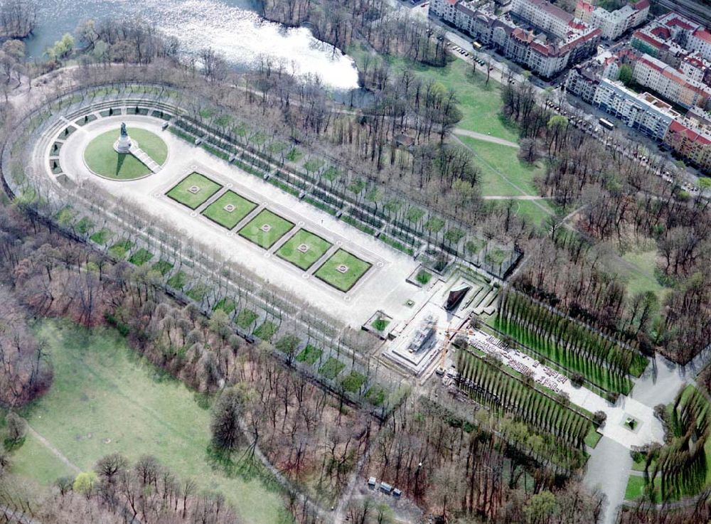 Berlin aus der Vogelperspektive: Rekonstruktionsarbeiten am Russischen Ehrenmal in Berlin - Treptow.